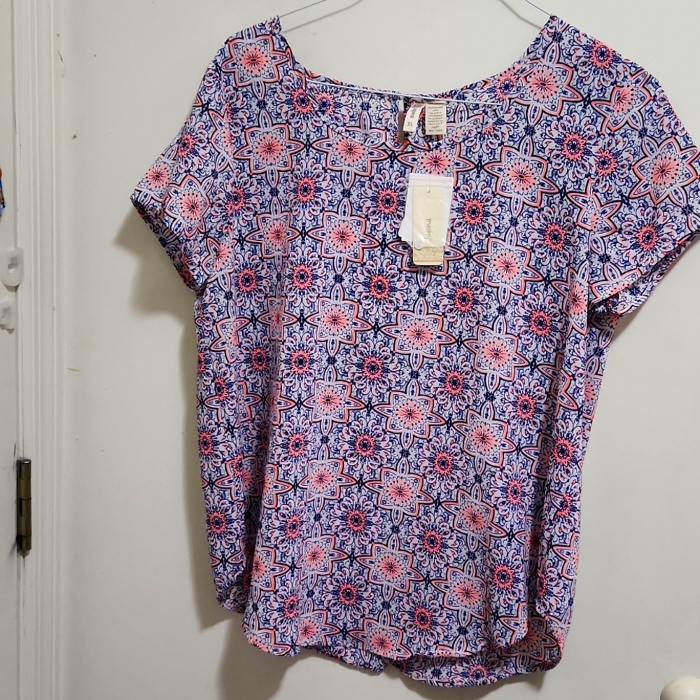 Lightweight short sleeve blouse for the office or casual wear. Size xl